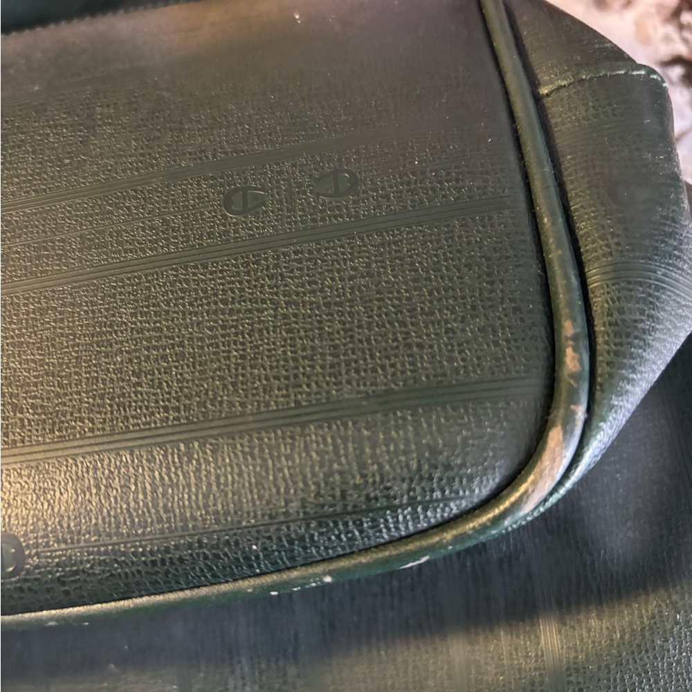 Etienne Aigner vintage hunter green bucket bag. - Picture 10 of 12
